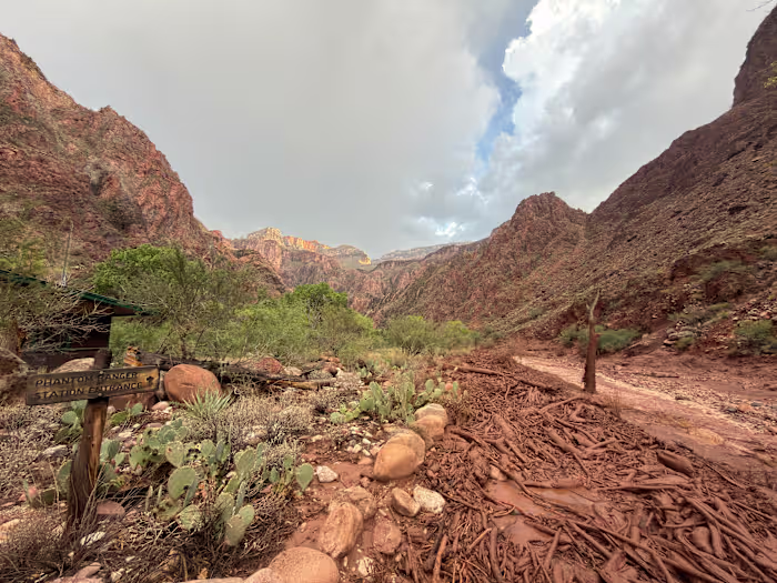 De plotselinge overstroming van de Grand Canyon laat één dode en verschillende vermisten of vermisten achter, zegt de parkservice