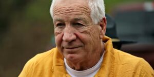 De rechter zal de herroeping van de aanklacht wegens seksueel misbruik tegen ex-Penn State-coach Jerry Sandusky horen