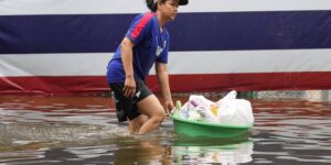 De regen neemt af in Bangkok, maar aanhoudende overstromingen dwingen duizenden mensen hun huis te verlaten