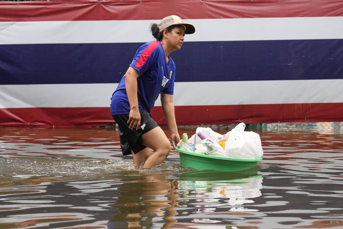 De regen neemt af in Bangkok, maar aanhoudende overstromingen dwingen duizenden mensen hun huis te verlaten