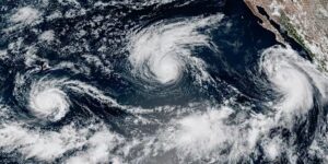 De voormalige tropische storm Edouard blijft over Texas hangen en zet huizen en wegen onder water