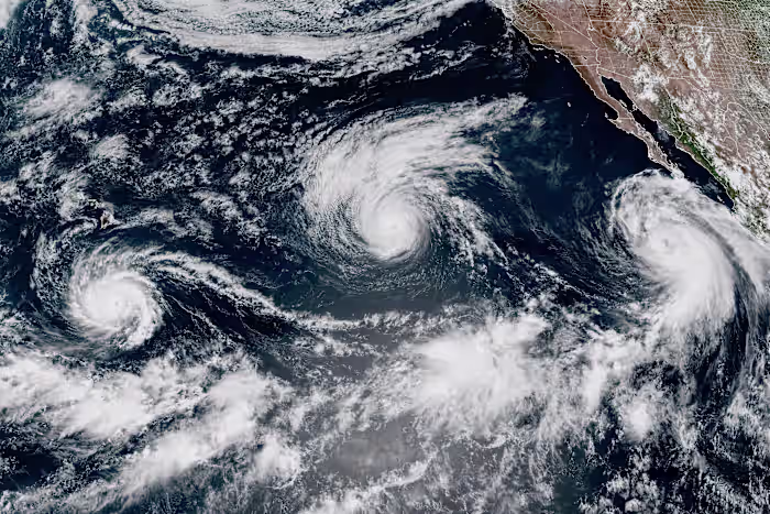 De voormalige tropische storm Edouard blijft over Texas hangen en zet huizen en wegen onder water