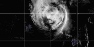 De westelijke eilanden van Hawaï zijn getroffen door hevige wind van de orkaan Lowell en hebben grote schade aangericht