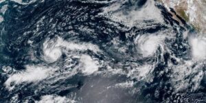 De wind waait over de noordelijke Pacifische kust van Mexico, en sommige straten lopen onder water terwijl de orkaan Polo aanstormt