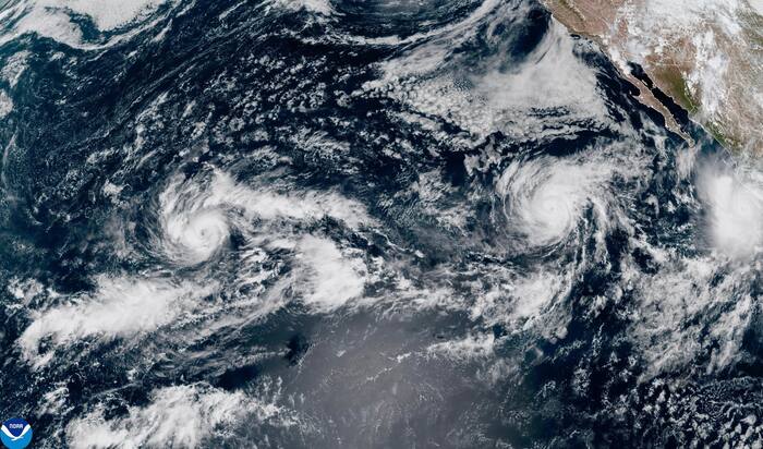 De wind waait over de noordelijke Pacifische kust van Mexico, en sommige straten lopen onder water terwijl de orkaan Polo aanstormt