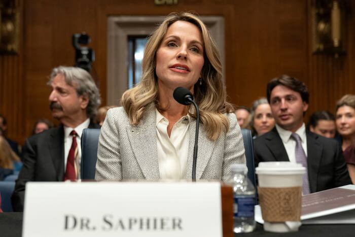 Dr. Nicole Saphier, de derde algemeen gekozen chirurg van Trump, krijgt vragen van de Senaat over haar vaccinstandpunt