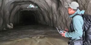 Drones hebben geholpen mensen te vinden na de overstromingen in Nepal, maar de zoektocht in waterkrachttunnels is een uitdaging