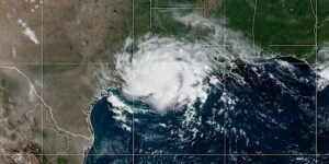 Edouard verzwakt na de aanlanding in een tropische depressie, maar stort nog steeds regen in Texas