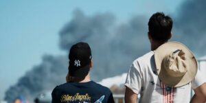 Een straalvliegtuig van de Griekse luchtmacht stort neer tijdens een jaarlijkse luchtshow, waarbij twee piloten om het leven komen