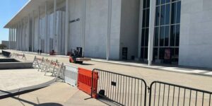 Er worden hekwerken geplaatst rond het hoofdgebouw van het Kennedy Center, nadat het bestuur van Trump heeft gestemd om het te sluiten