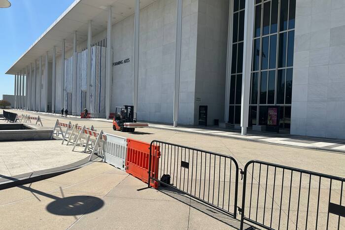 Er worden hekwerken geplaatst rond het hoofdgebouw van het Kennedy Center, nadat het bestuur van Trump heeft gestemd om het te sluiten