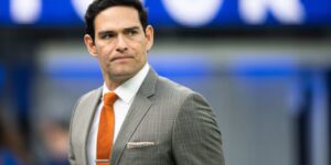 Ex-Fox Sports-analist Mark Sanchez plant een schuldbekentenis voor aanklachten die voortvloeien uit een gevecht buiten het hotel