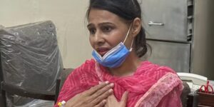 Exclusief voor AP: Verpleegster die baby redde van een brand in een ziekenhuis in Pakistan, wenste dat ze de rest had kunnen redden