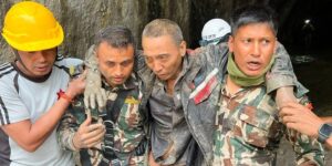 Familie van overlevenden van de overstromingen in Nepal in China opgelucht na dagen van angstig wachten