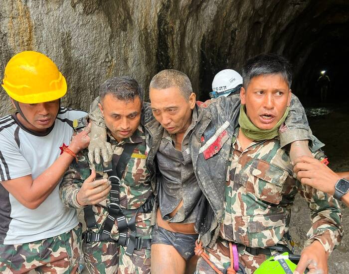 Familie van overlevenden van de overstromingen in Nepal in China opgelucht na dagen van angstig wachten