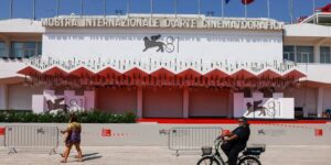 Filmsterren, actuele documentaires en winnaars van prijzen komen samen op het filmfestival van Venetië