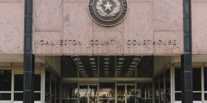Het Hooggerechtshof van Texas verbiedt Galveston County om districten te gebruiken die na de voorverkiezingen opnieuw zijn getekend