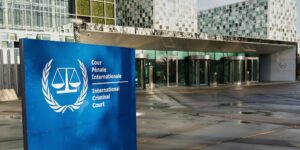 Het ICC hekelt het Amerikaanse besluit om de president van het hof en een senior aanklager te bestraffen
