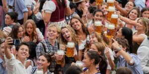 Het Oktoberfest in München komt tot leven als de burgemeester het eerste vat tapt