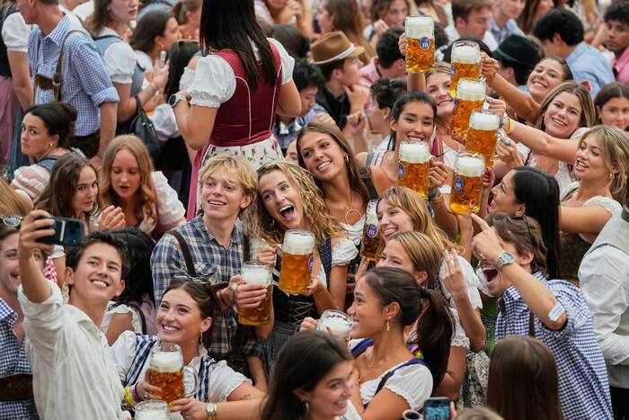 Het Oktoberfest in München komt tot leven als de burgemeester het eerste vat tapt