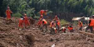 Het dodental door modderstromen in China loopt op tot drie na zware regenval door tyfoon Saudel