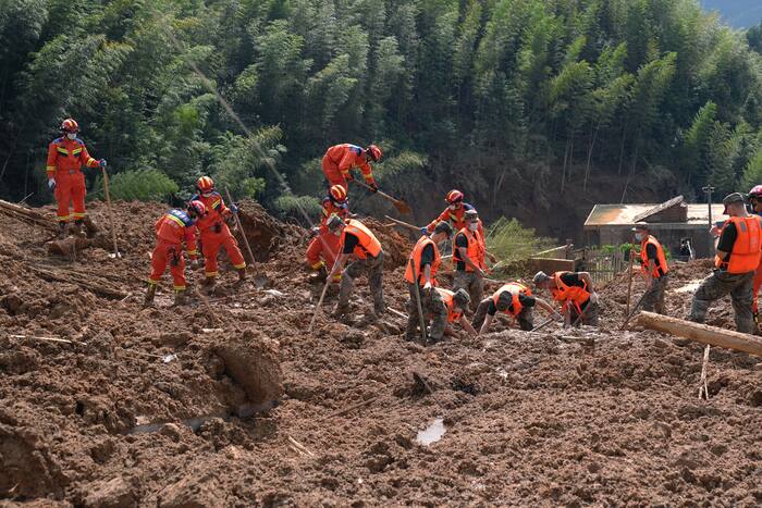 Het dodental door modderstromen in China loopt op tot drie na zware regenval door tyfoon Saudel
