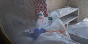 Het hoogste Afrikaanse gezondheidsorgaan waarschuwt dat de Ebola-uitbraak in Congo zich snel buiten het epicentrum verspreidt