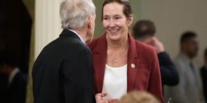 Het last-minute akkoord van de wetgevers in Californië over compensatie voor slachtoffers van natuurbranden valt uiteen