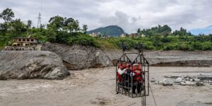 Het ruilen van voedsel voor medicijnen en het oversteken van de rivier per zipline maken deel uit van het leven in het overstromingsgebied van Nepal