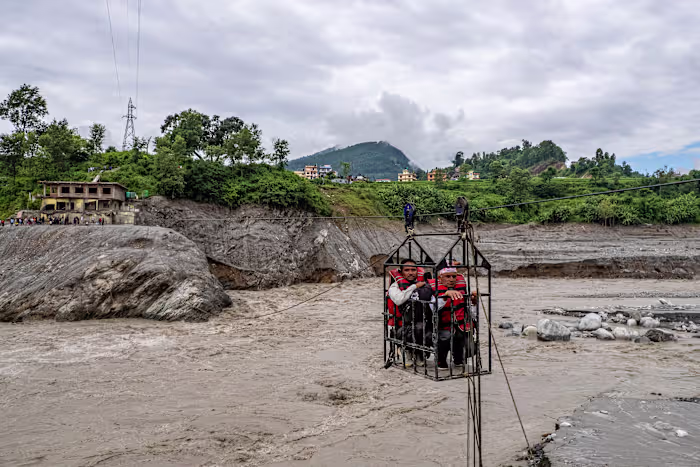 Het ruilen van voedsel voor medicijnen en het oversteken van de rivier per zipline maken deel uit van het leven in het overstromingsgebied van Nepal