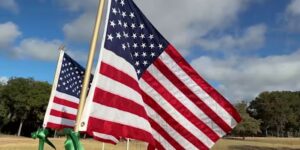 Honderden vlaggen in Kerrville eren de slachtoffers, veteranen en helden van 9/11