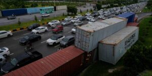 In Islamabad geven zeecontainers op straat aan dat er een protest op handen is