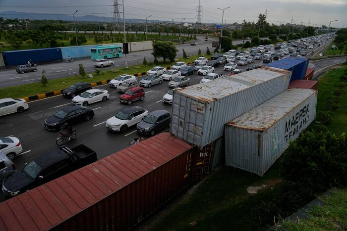 In Islamabad geven zeecontainers op straat aan dat er een protest op handen is