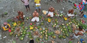 In Nepal worden symbolische begrafenissen gehouden voor degenen die gevreesd worden verloren te zijn als enkele vermiste toeristen contact maken