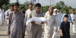 In Pakistan wordt een wake gehouden voor 14 pasgeborenen terwijl onderzoekers de oorzaak van de fatale ziekenhuisbrand onderzoeken