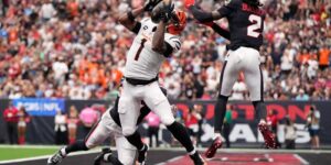 Ja’Marr Chase scoort twee touchdowns na passes van Joe Burrow en leidt de Bengals met 20-6 langs de Texanen