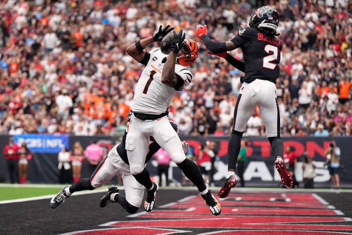 Ja'Marr Chase scoort twee touchdowns na passes van Joe Burrow en leidt de Bengals met 20-6 langs de Texanen