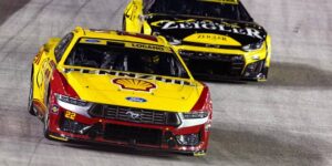 Kyle Larson en Joey Logano klimmen in NASCAR Chase terwijl de druk op Ryan Blaney toeneemt