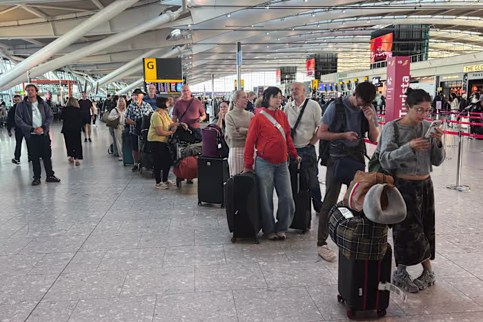 Luchtvaartmaatschappijen doen hun uiterste best om de technische problemen van de Britse luchtverkeersleiding op te lossen, waardoor 2.000 vluchten zijn geannuleerd