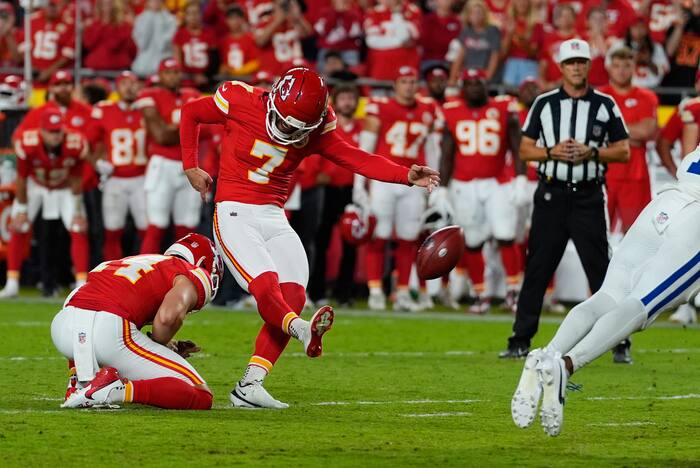 Mahomes en Walker schitteren, Butker raakt winnende 40-yarder terwijl Chiefs Colts met 33-30 verslaan in OT