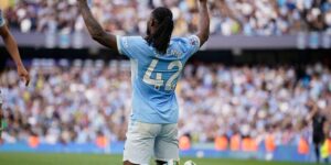 Man City wint thriller met acht doelpunten tegen Sunderland, Man United redt laat gelijkspel