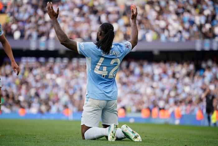 Man City wint thriller met acht doelpunten tegen Sunderland, Man United redt laat gelijkspel