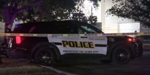 Man dood aangetroffen in voertuig achter restaurant Northeast Side, zegt SAPD