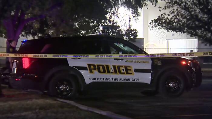 Man dood aangetroffen in voertuig achter restaurant Northeast Side, zegt SAPD