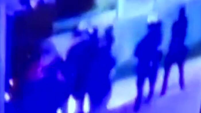 Man in kritieke toestand na SAPD zegt dat minstens tien agenten op hem schoten nabij een bar ten westen van het centrum