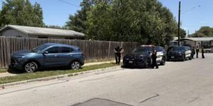 Man steelt de SUV van een vrouw terwijl ze een Amazon-bestelling deed aan West Side, zegt SAPD
