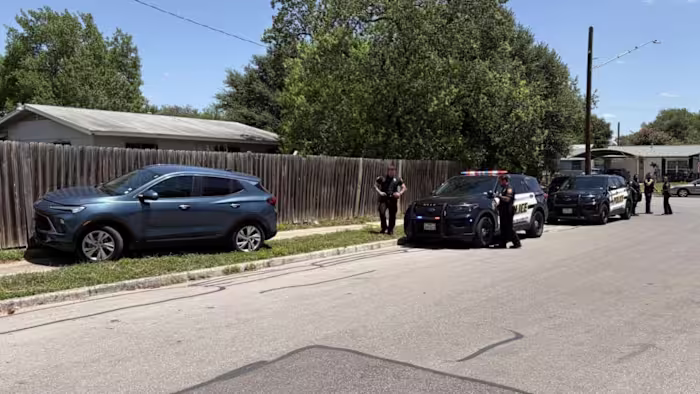 Man steelt de SUV van een vrouw terwijl ze een Amazon-bestelling deed aan West Side, zegt SAPD