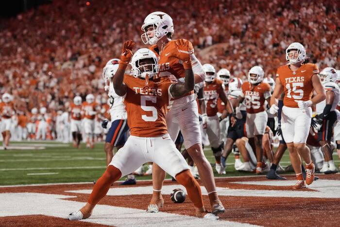Manning gooit twee vroege TD-passes naar Coleman om nr. 1 Texas te helpen UTSA met 30-6 te verslaan