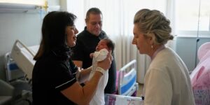 Na een tragedie verwelkomt een Grieks echtpaar een dochter geboren uit een embryo dat 22 jaar lang is ingevroren