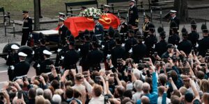 Noorwegen neemt definitief afscheid van de populaire koning Harald V terwijl menigten en leden van het koningshuis samenkomen voor zijn begrafenis